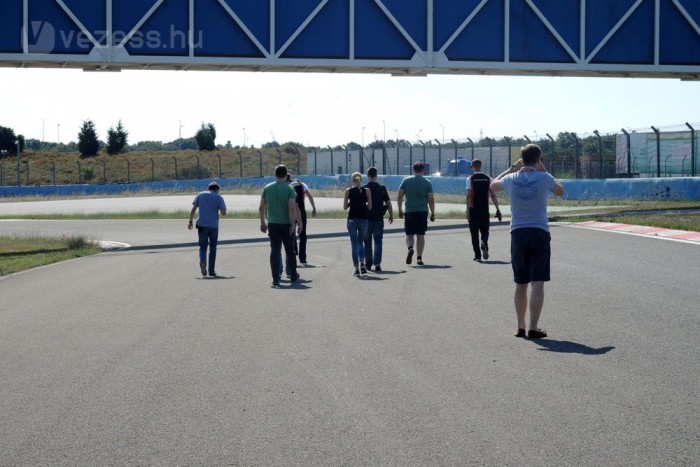 Versenyzőnek tanultam a Porschénál 12 | Vezess A pályát gyalog belátva tűnik fel igazán a szintkülönbség, az aszfalt dőlése, a hupplik stb.