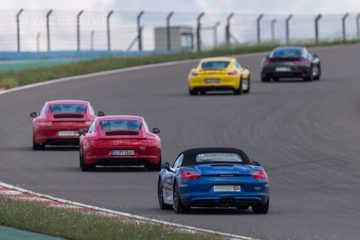 Versenyzőnek tanultam a Porschénál 71 Sokféle oktatást kínál a Porsche. Vannak közúti autós túrái, havas tréningje és persze választható versenypályás képzés is.
