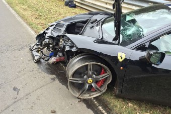Ilyen nincs: szervizre koldul egy Ferrari-tulajdonos!
