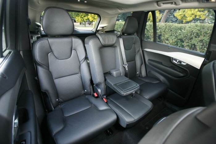 40-20-40 arányban dönthető, állítható a második üléssor.