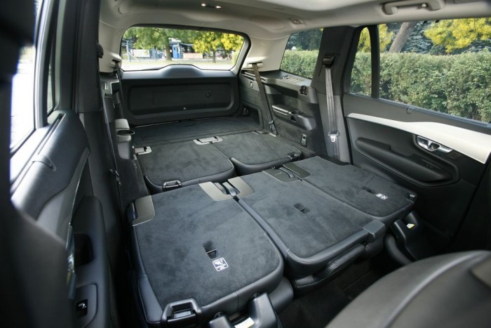 Két személlyel ekkora rakodóteret kapunk, katalógusadat szerint 1868 liternyit.