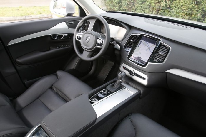 Még szokatlan látvány a funkciógombok szinte teljes eltűnése. A beltér zseniális, sok hosszú téli éjszakát tölthettek azzal, hogy minél egyszerűbb, de mégis otthonos ívből, minőségi anyagból pakolják össze.