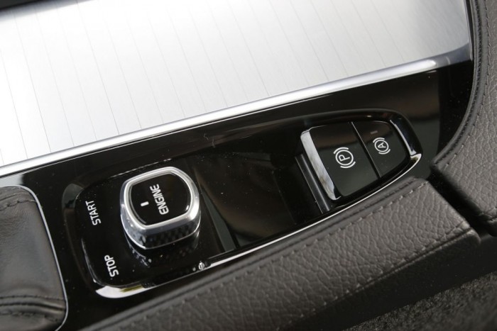 A csábító főzet egyik alapeleme a rendhagyó indítási mód, az Engine feliratú kapcsolót elfordítva kel életre a motor.