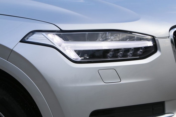 A Volvo következő generációjának várhatóan kötelező jellegzetes ismertetőjele lesz a szűkre húzott, fektetett T alakú nappali menetfény.