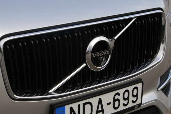 A hatalmas hűtőrács a felszereltségi szintet is jelzi, a rendelt csomagnak megfelelően változik.