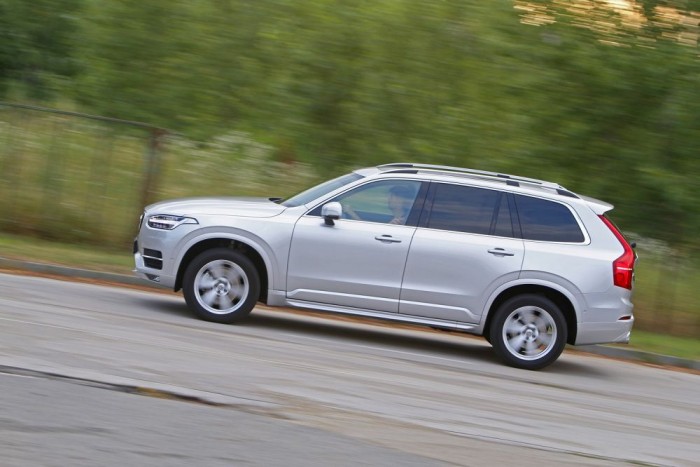 A feszes, jól hangolt futóművel tömege ellenére meglepően könnyed a Volvo XC90.