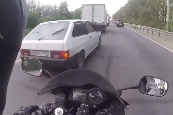 Sorok között haladó motorost ütött ki egy Lada