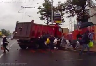 Horror és csoda: gyalogosok közé csúszott egy teherautó