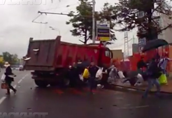 Horror és csoda: gyalogosok közé csúszott egy teherautó