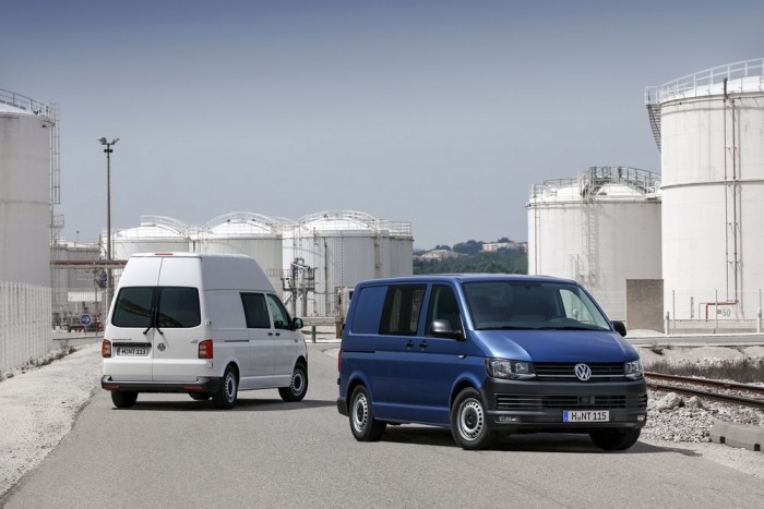Friss erővel támad a VW Transporter 1 Jön az összes változat egyszerre: Panel Van, Pickup, DoKa (duplakabinos pickup), Caravelle és Multivan, hosszú tengelytávú és emelt magasságú kivitel