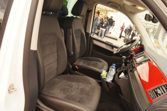 Kényelmesek a velúrhatású ülések, a vezetőülés mindkét oldalán van lehajtható karfa