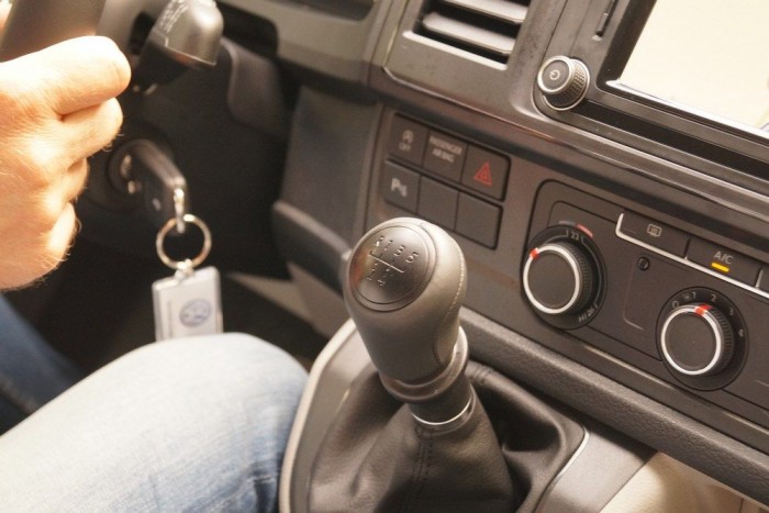 A műanyagfogantyús váltókar az ötgangos, 101 lóerős alapmodellben