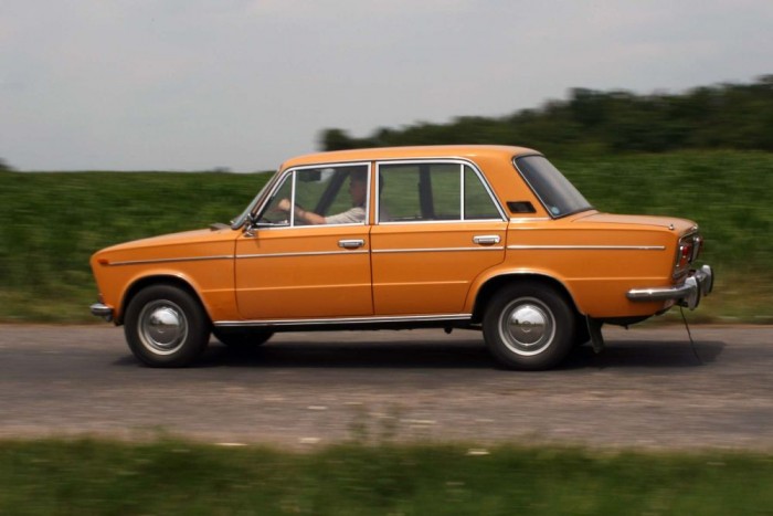 Az új importőr a régi Ladákhoz is elérhetővé teszi a gyári alkatrészeket. Azt nem tudjuk, mennyire régiekhez. A képen a VAZ 2103-as, az Ezeröcsi 