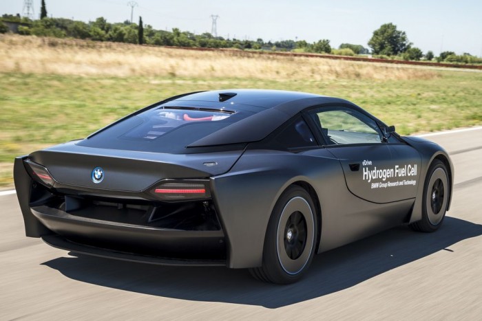 Rettentő furán néz ki a sallangmentes farral az i8, a matt fekete fényezés viszont jól áll neki.