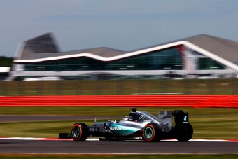 F1: Hamilton az élen, bajok Rosbergnél