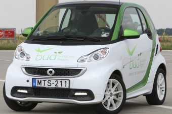 Villanyautókra áll át a ferihegyi repülőtér