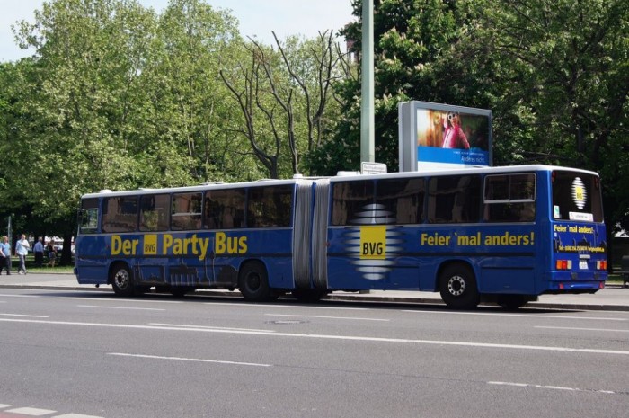 Ha nem virítana a Der Party Bus felirat az oldalán, nem gondolnánk, hogy milyen célokat szolgál ez az autóbusz 