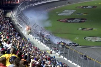 Horror-tömegbaleset a NASCAR-ban