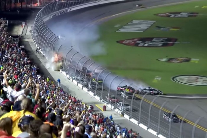 Horror-tömegbaleset a NASCAR-ban