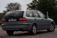 Használt autó: vegyünk Volvót, ha ennyire olcsó? 29 1997-ben az S40 érte el elsőként az Euro NCAP akkori legjobb minősítését, a négy csillagot. 2000 nyarától függönylégzsák is volt hozzá, az első ülések kiegészültek az ostorcsapás-nyaksérüléstől óvó rendszerrel