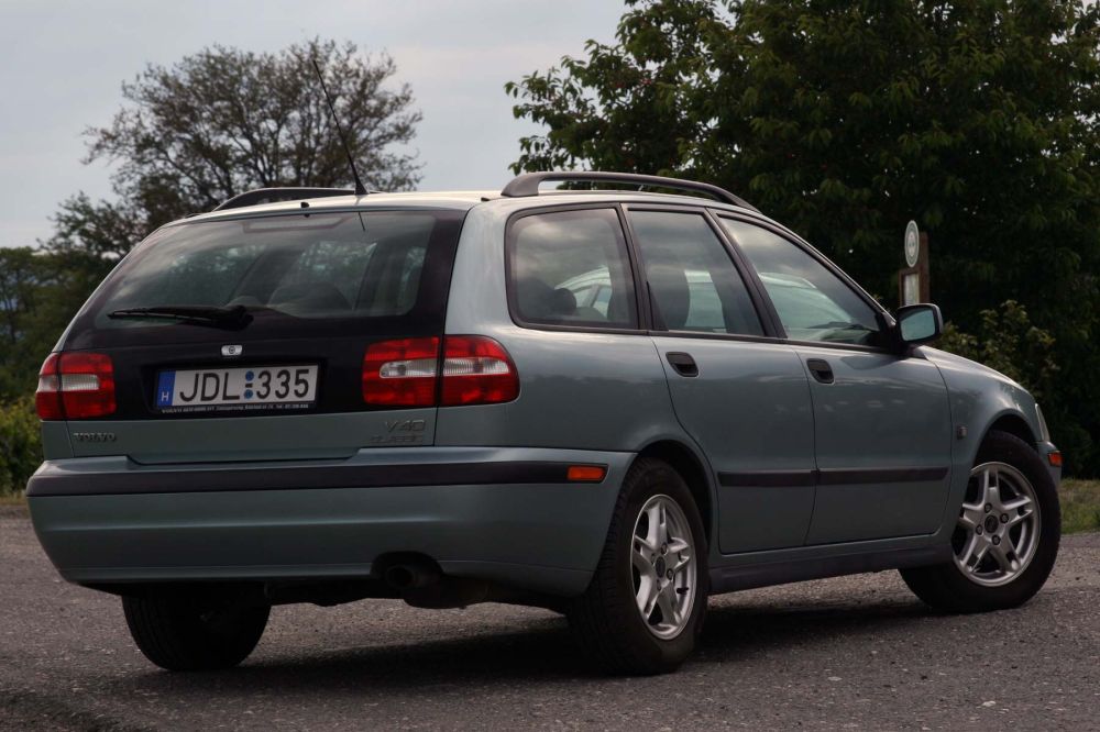 1997-ben az S40 érte el elsőként az Euro NCAP akkori legjobb minősítését, a négy csillagot. 2000 nyarától függönylégzsák is volt hozzá, az első ülések kiegészültek az ostorcsapás-nyaksérüléstől óvó rendszerrel