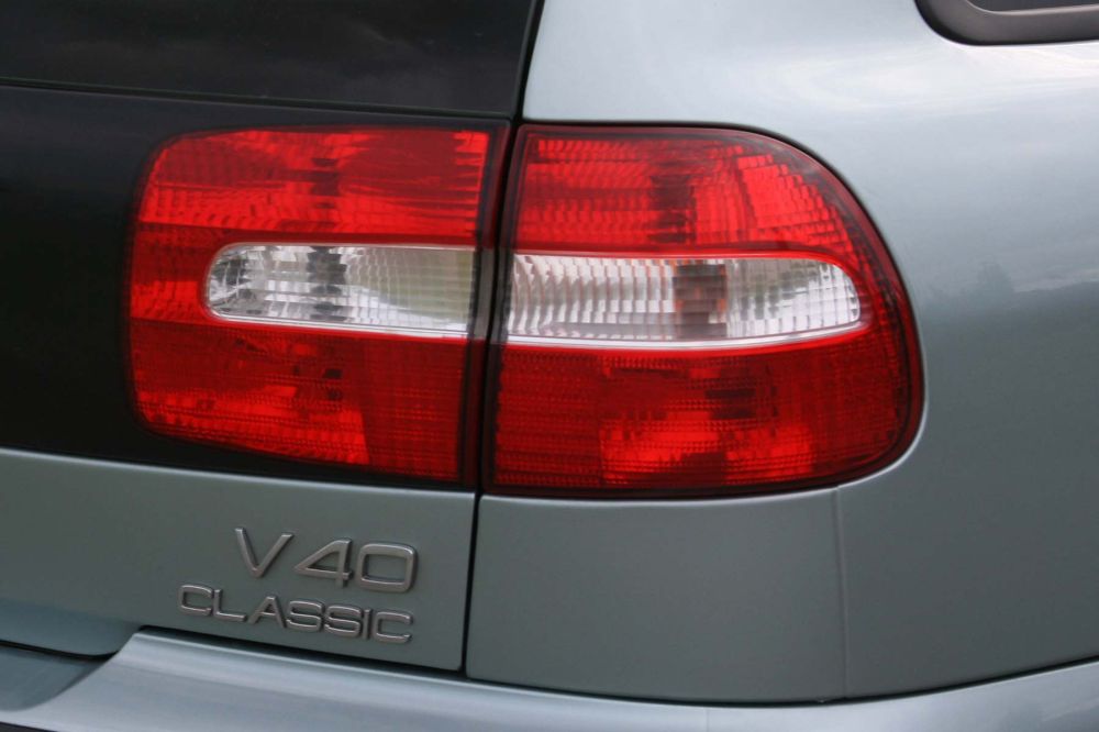 Classic néven is kapható volt utódjával, a V50-nel sé az S40-nel párhuzamosan. A V40 nevet az ötajtós kompakt modell vezette vissza