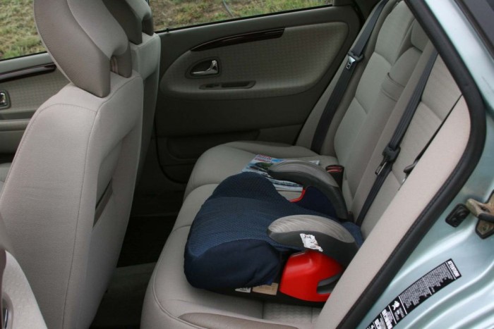 A tulaj 195 cm körül van, de alacsonyabb vezető mögött sem volna tágas a lábtér