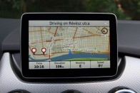 A nyolccolos képernyő felára nem vészes, de hozzá a gyári navigációt tartalmazó COMAND csomag már bőven egymillióval toldja meg a vételárat. Ez a Garmin navigációval szerelt köztes verzió tűnik pénztárcabarát megoldásnak, ha nem akarunk szélvédőre tapasztott mobillal járni.