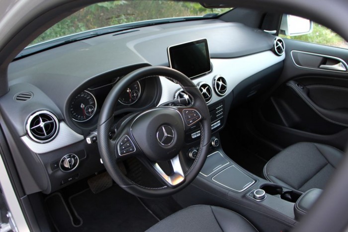 A C-osztály túldíszítettségével ellentétben ez a típus még visszafogottan elegáns, mégis lazán hozza a főúri hangulatot.