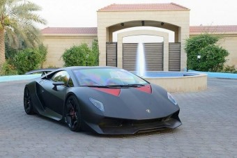 Eladó a ritka Lamborghini, amivel egy métert sem mentek