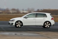 5. Volkswagen Golf, 993 db. Fél év alatt majdnem 1000 Golf VII talált gazdára. Időarányosan ez majdnem pont a fele a tavalyi teljes évben forgalomba helyezett 1945 autónak