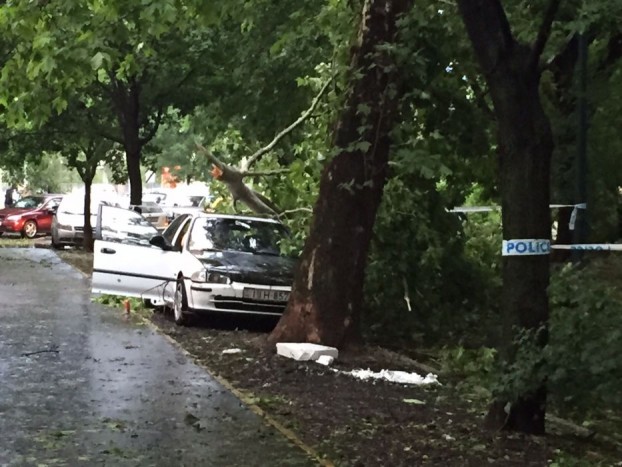 Szügyig taposnak az autók a vízben Budapesten 10 | Vezess Szügyig taposnak az autók a vízben Budapesten 10