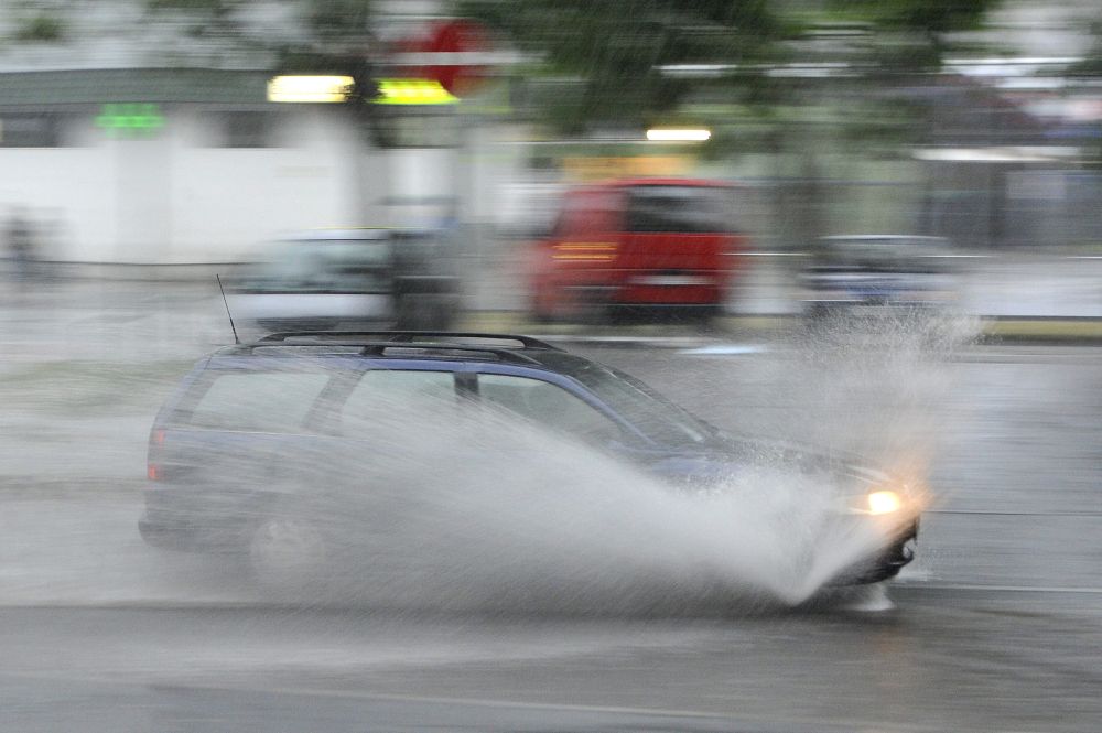 Szügyig taposnak az autók a vízben Budapesten 7