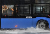 Szügyig taposnak az autók a vízben Budapesten 20