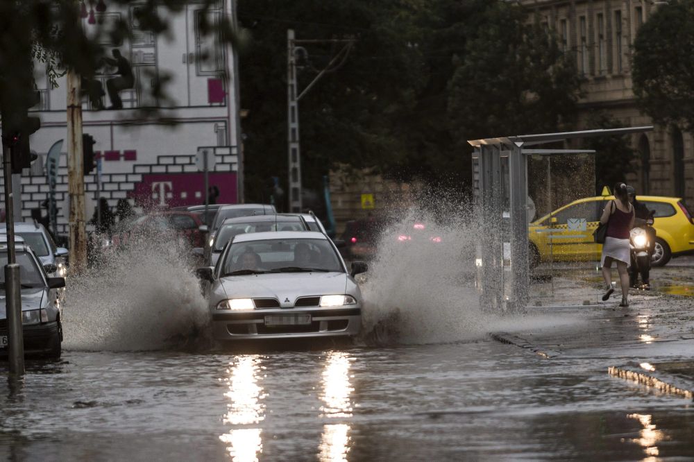 Szügyig taposnak az autók a vízben Budapesten 9