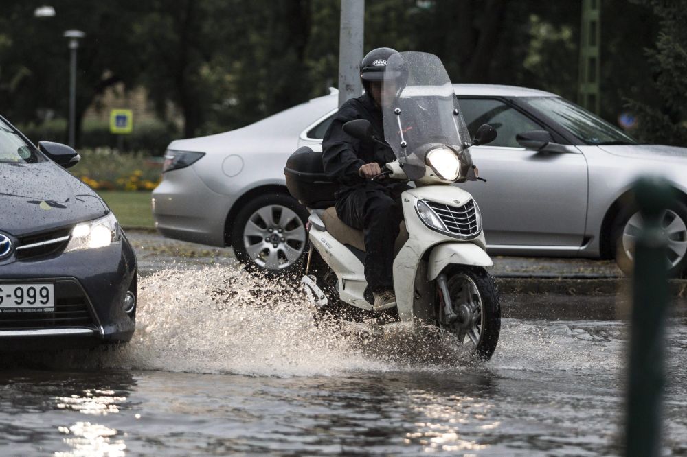 Szügyig taposnak az autók a vízben Budapesten 10