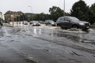 Szügyig taposnak az autók a vízben Budapesten 23