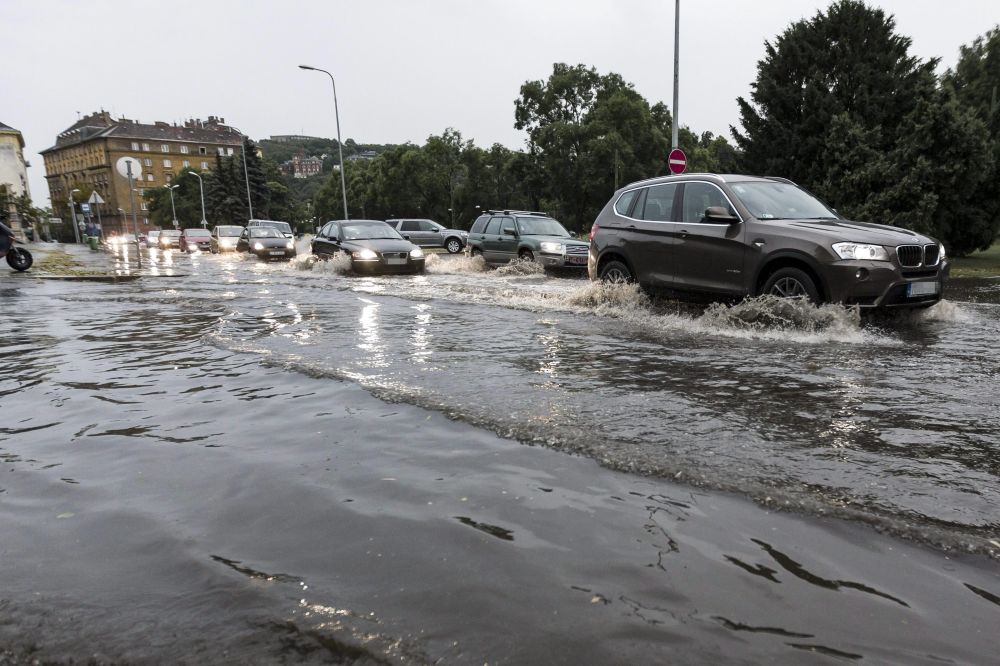 Szügyig taposnak az autók a vízben Budapesten 11