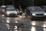 Szügyig taposnak az autók a vízben Budapesten 24