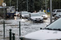 Szügyig taposnak az autók a vízben Budapesten 25