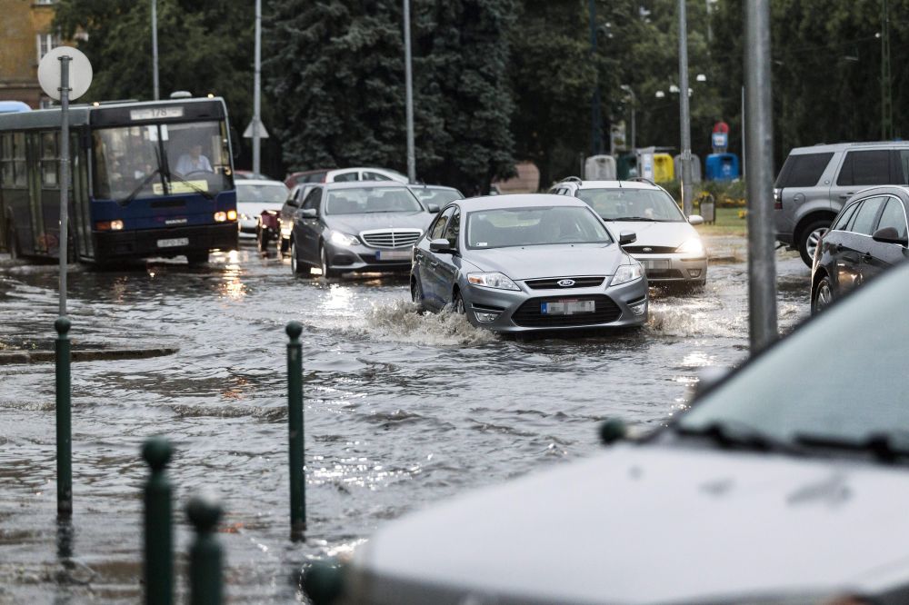 Szügyig taposnak az autók a vízben Budapesten 13