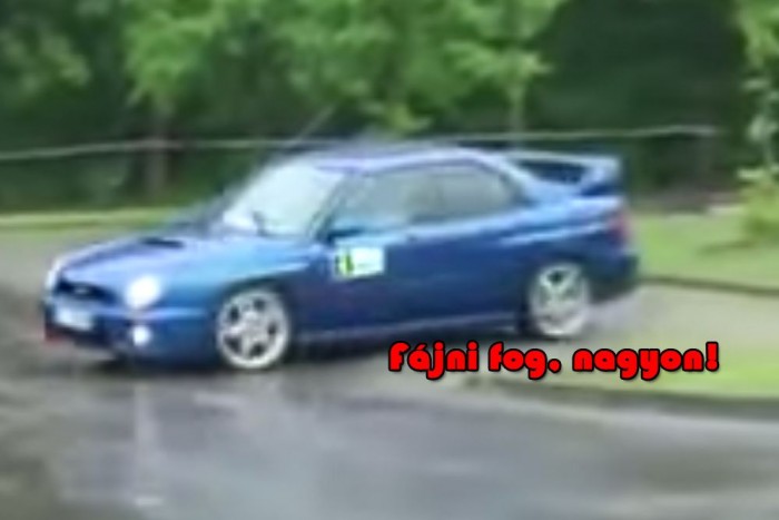 Ahogy ez a Subaru padkát fog, az fáj, nagyon