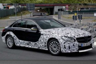 Védi a füledet, odébb lök az új Mercedes