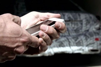 Telefonmasszírozással parkol az E-Merci