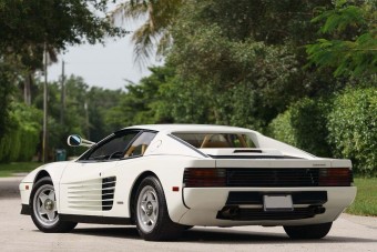 Kalapács alatt a Miami Vice-Ferrari