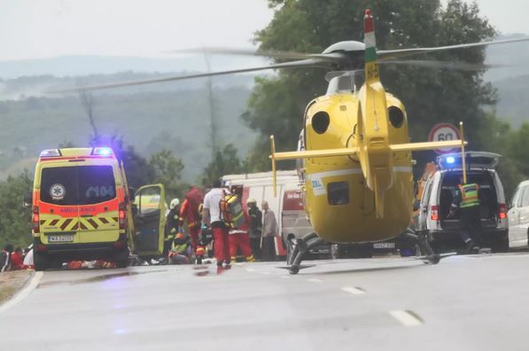 A temetkezési furgont tolták, elütötték őket