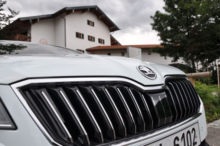 Kiválóan dolgozott a távolságtartó radar, amelynek takarólapja látható a rács közepén. 160 km/óráig működött, mint a kompakt autókban