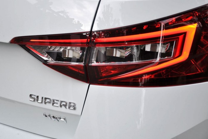 Új Superb Combi – Csak egy felpumpált Octavia? 2 Ékszerként hatnak a hátsó lámpák. Elöl nincs adaptív LED-es fényszóró, az a Passat privilégiuma maradt