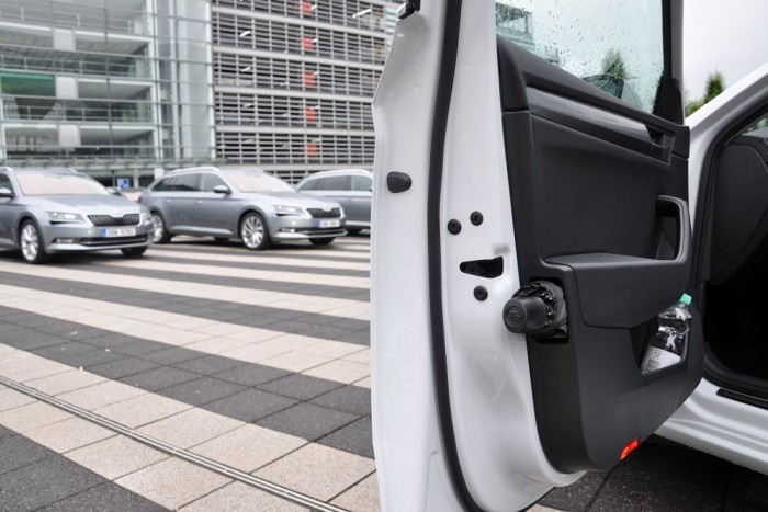 Mindkét első ajtóban van már esernyő. Gombnyomásra nyitható és zárható