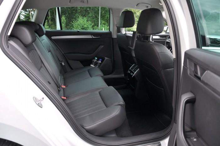 8 centivel nagyobb a tengelytáv, a hátsó lábtér kolosszális